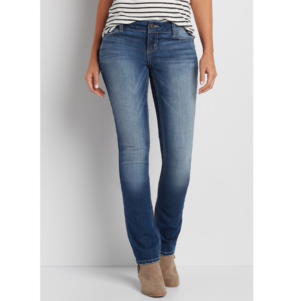 Maurices NWT Ellie Straight Fit Short Jeans